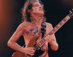 AC/DC Angus Young 1955- Autogramm signiert Foto 20x25cm