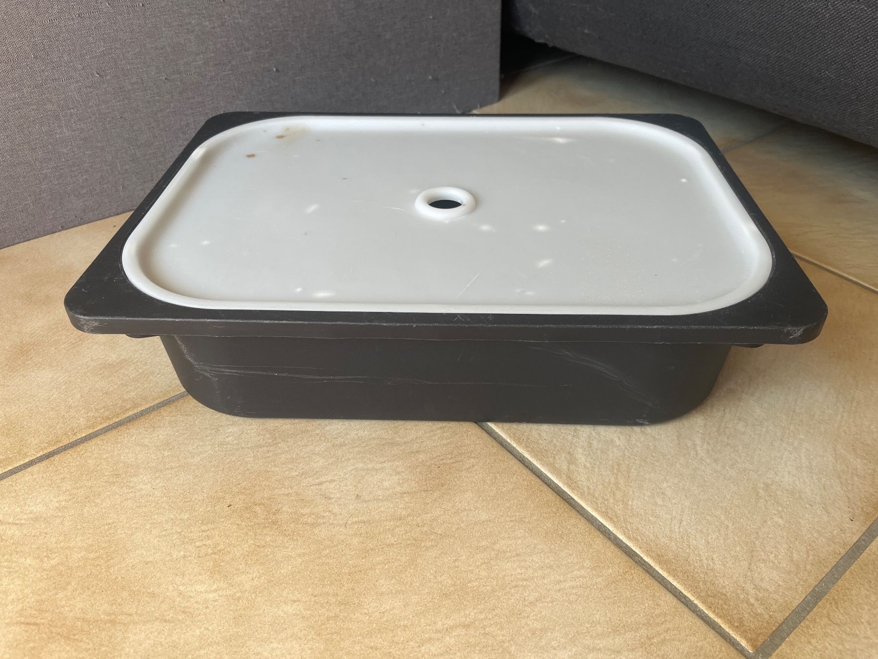 Ablagesysteme: Bac, box IKEA TROFAST noir avec couvercle blanc – Gebraucht aus Vernayaz von Darkfrost