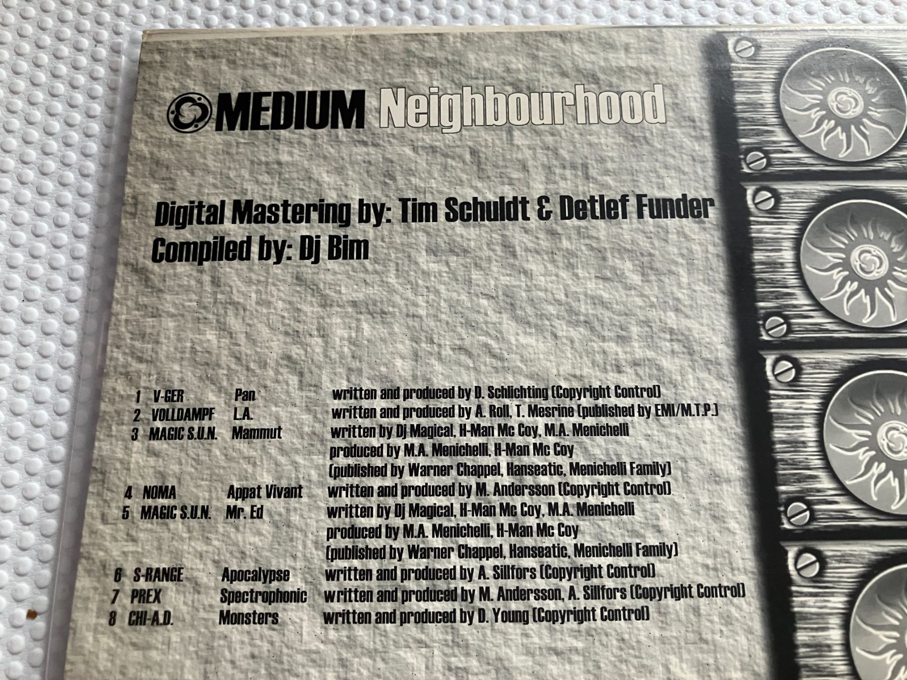 Schallplatten: Medium Neighourhood – Gebraucht aus Aarwangen von Jukebox3 3