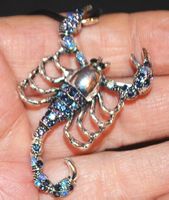 Brosche oder Halskette L-6707 – Skorpion blau mit Strass 5,5