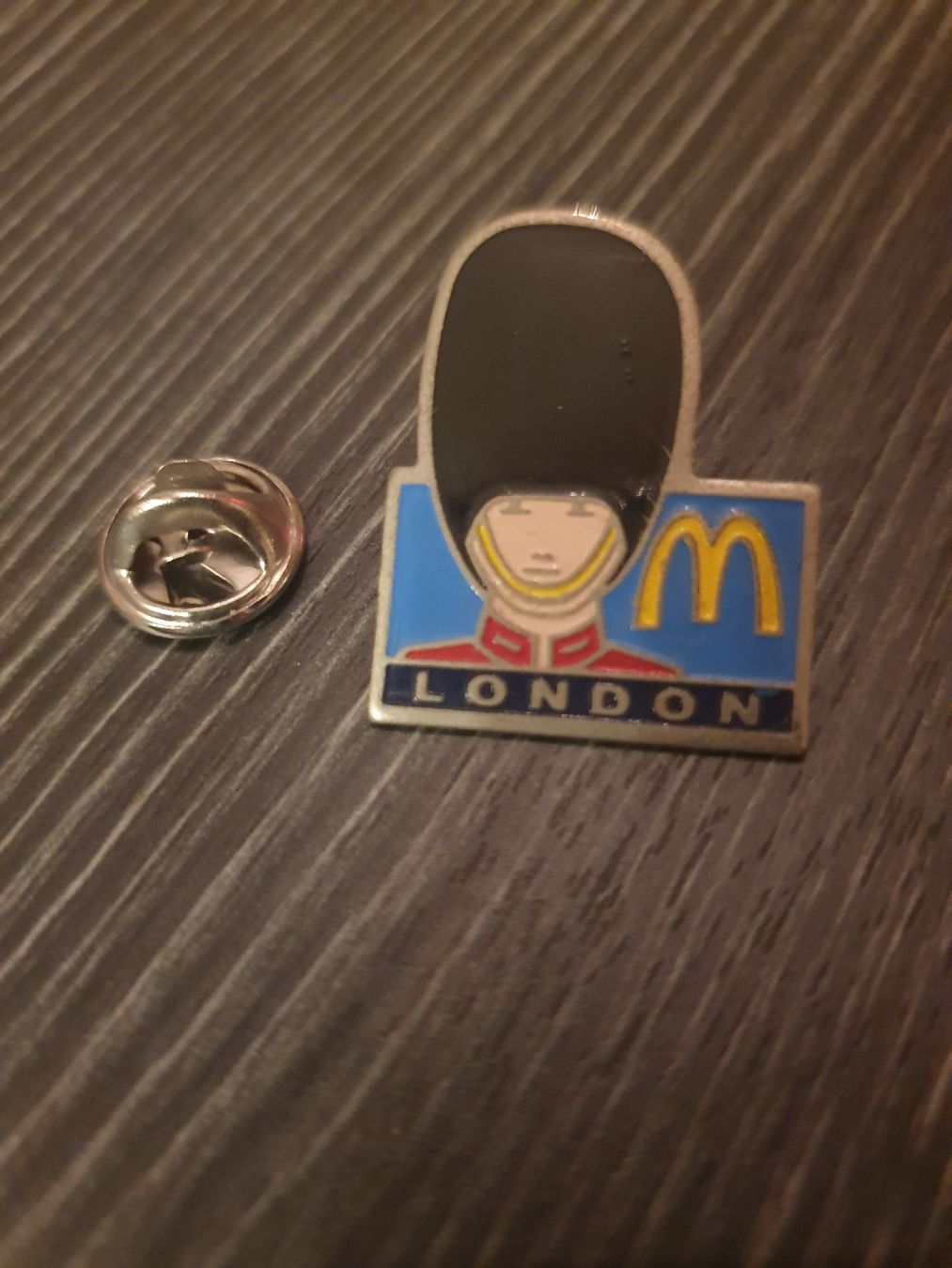 Placchette & Badge: McDonalds London Vintage Pin – Usato da Thun venduto da Kissthis