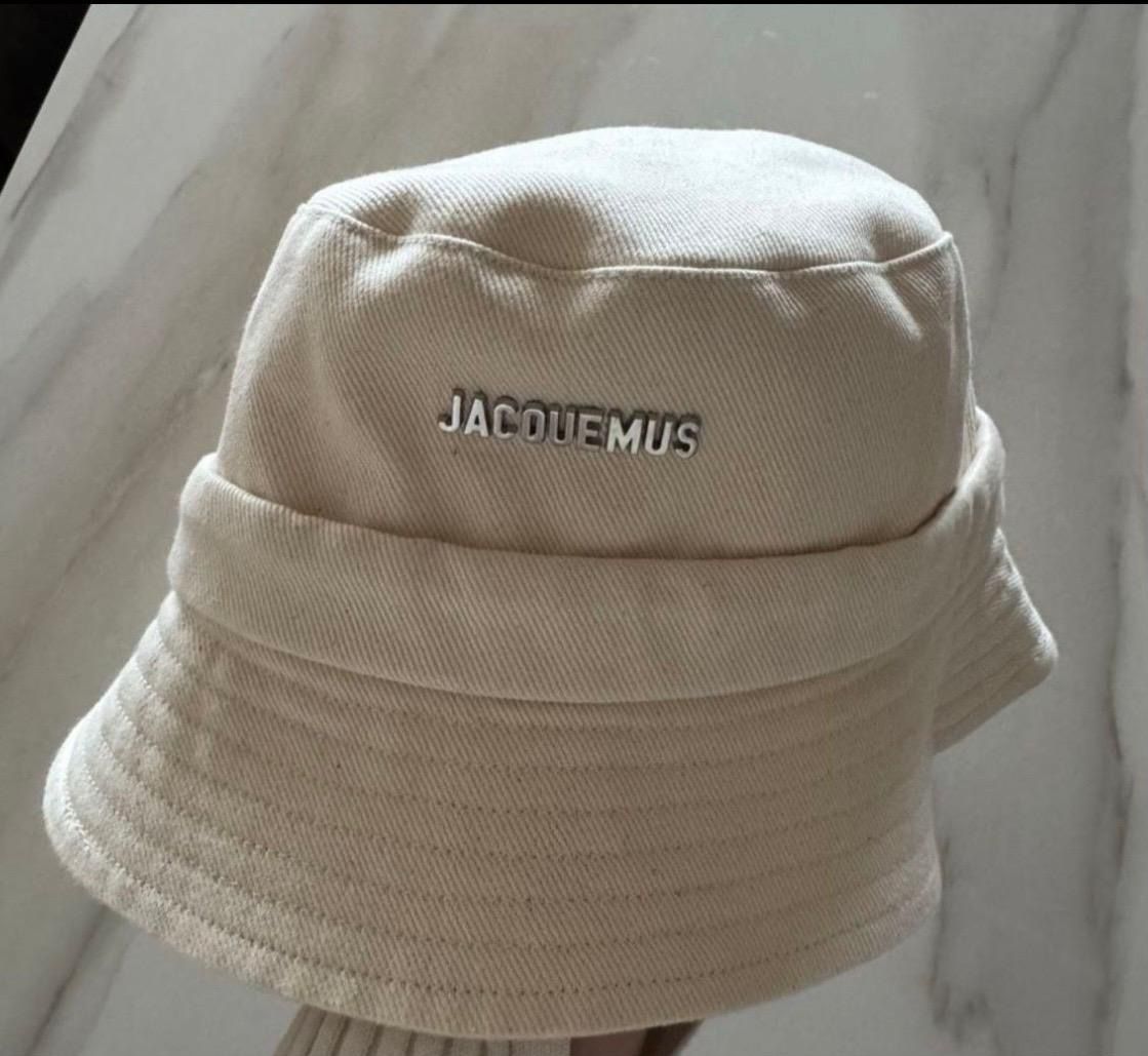 Copricapi, berretti & cappellini: Jacquemus Eimerhut Beige Grösse 56 neuwertig – Nuovo (secondo la descrizione) da Gossau SG venduto da niy_r7lw