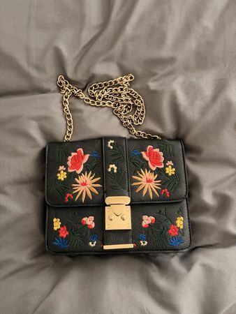 Tasche schwarz bestickt mit Kette guter Zustand