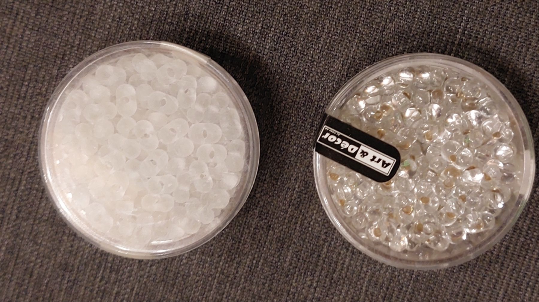 Perle (finte): 2 Döschen Rocaillesperlen, 6.5 mm, 17g – Nuovo e nell'imballaggio originale da Sargans venduto da blauberg
