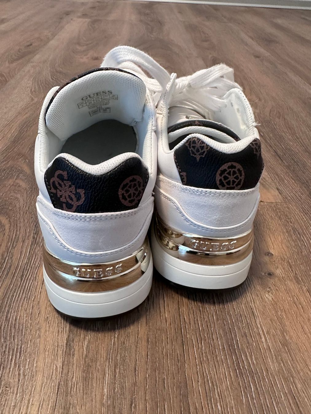 Guess Scarpe da donna: Guess Sneaker weiss – Usato da Dürrenäsch venduto da Rena7 2