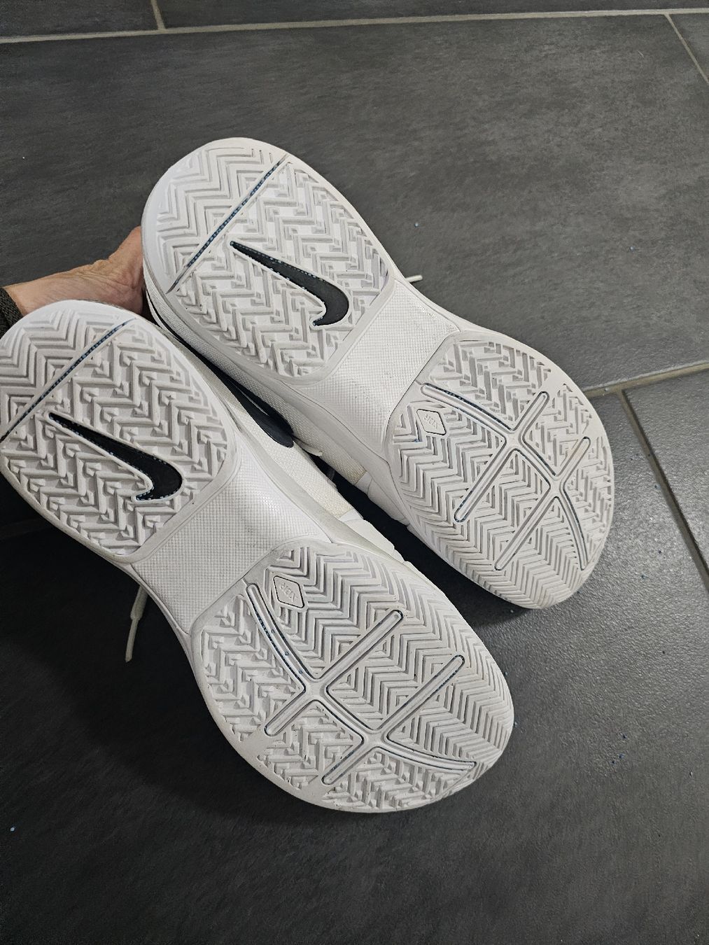 Nike Scarpe da uomo: Nike Tennisschuhe weiss, Gr. 42 – Usato da Lohn-Ammannsegg venduto da Kiki1311 3