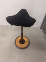 Varier Sitzhocker schwarz Hocker mit Fussplatte gebraucht