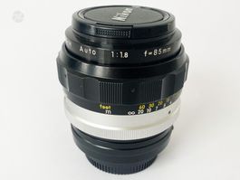 Objektiv Nikon Nikkor 85mm 1:1.8 F-Mount Vintage Analog