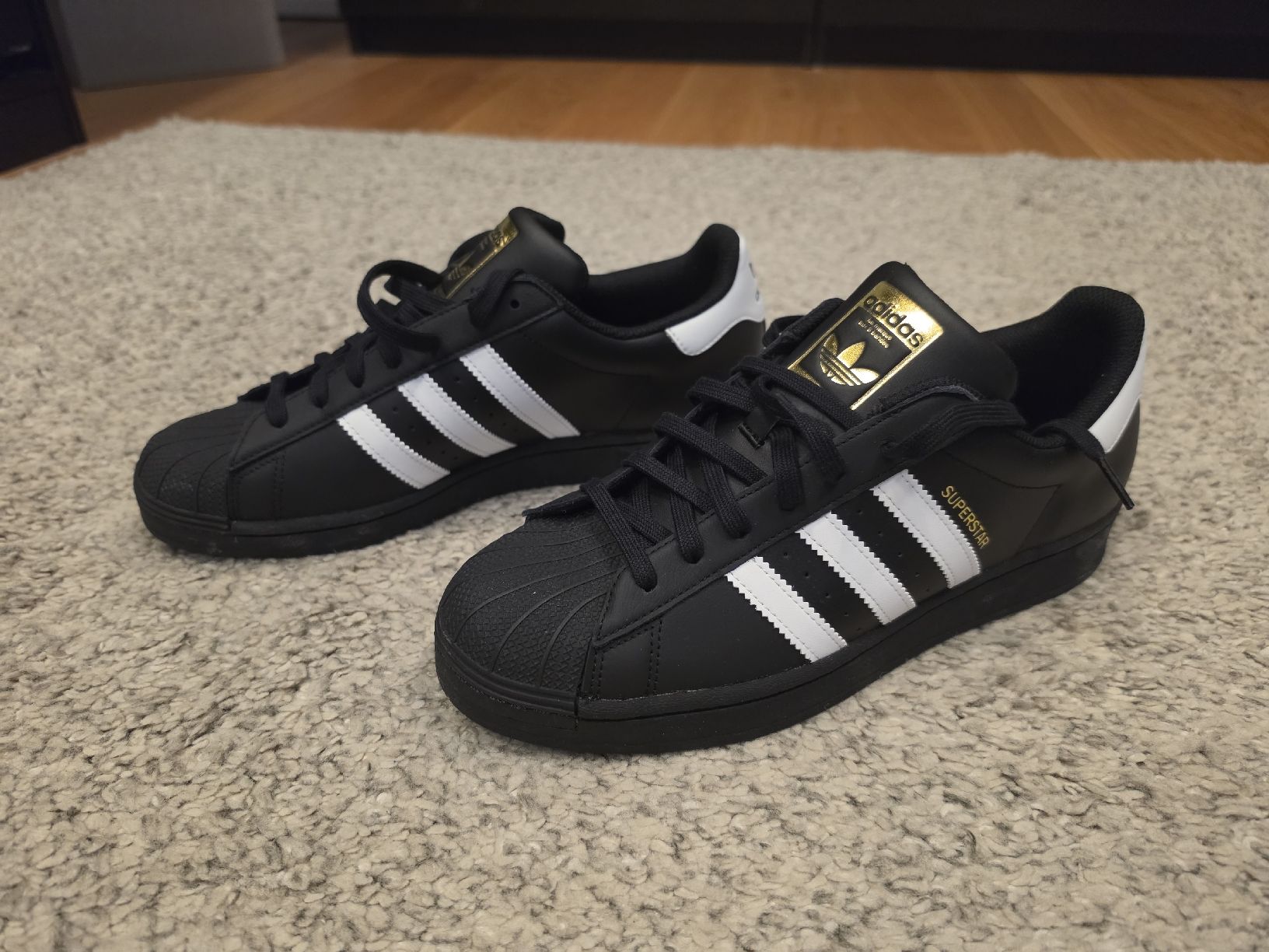 Adidas Scarpe da uomo: NEUE Adidas Superstar der Grösse 44 – Nuovo (secondo la descrizione) da Embrach venduto da Flyroebi