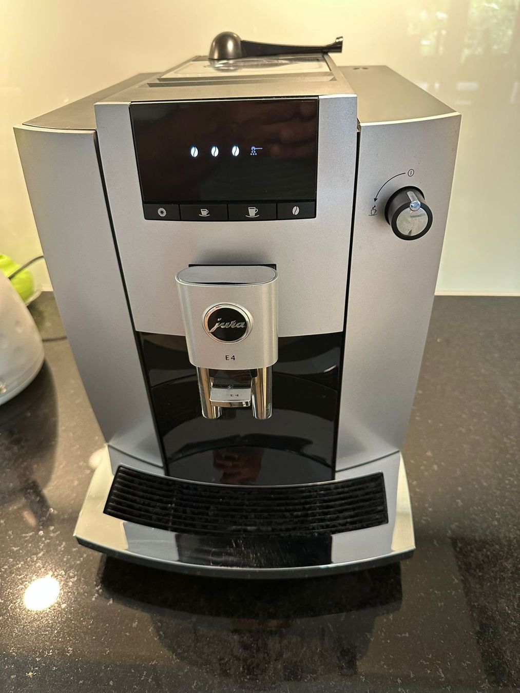Jura Macchine per caffè & Macchine per espresso: Jura E4 Kaffeevollautomat / Kaffeemaschine – Usato da Burgdorf venduto da interstellar2