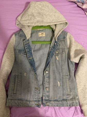 Veste en jean avec capuche taille M utilisée