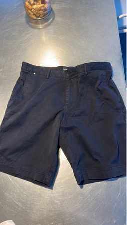Schicke Hugo Boss Herren Shorts, Dunkelblau, Grösse DE 48
