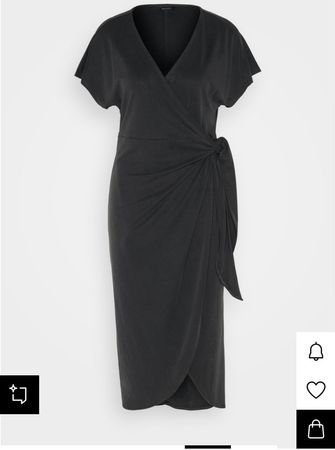 Monki L robe