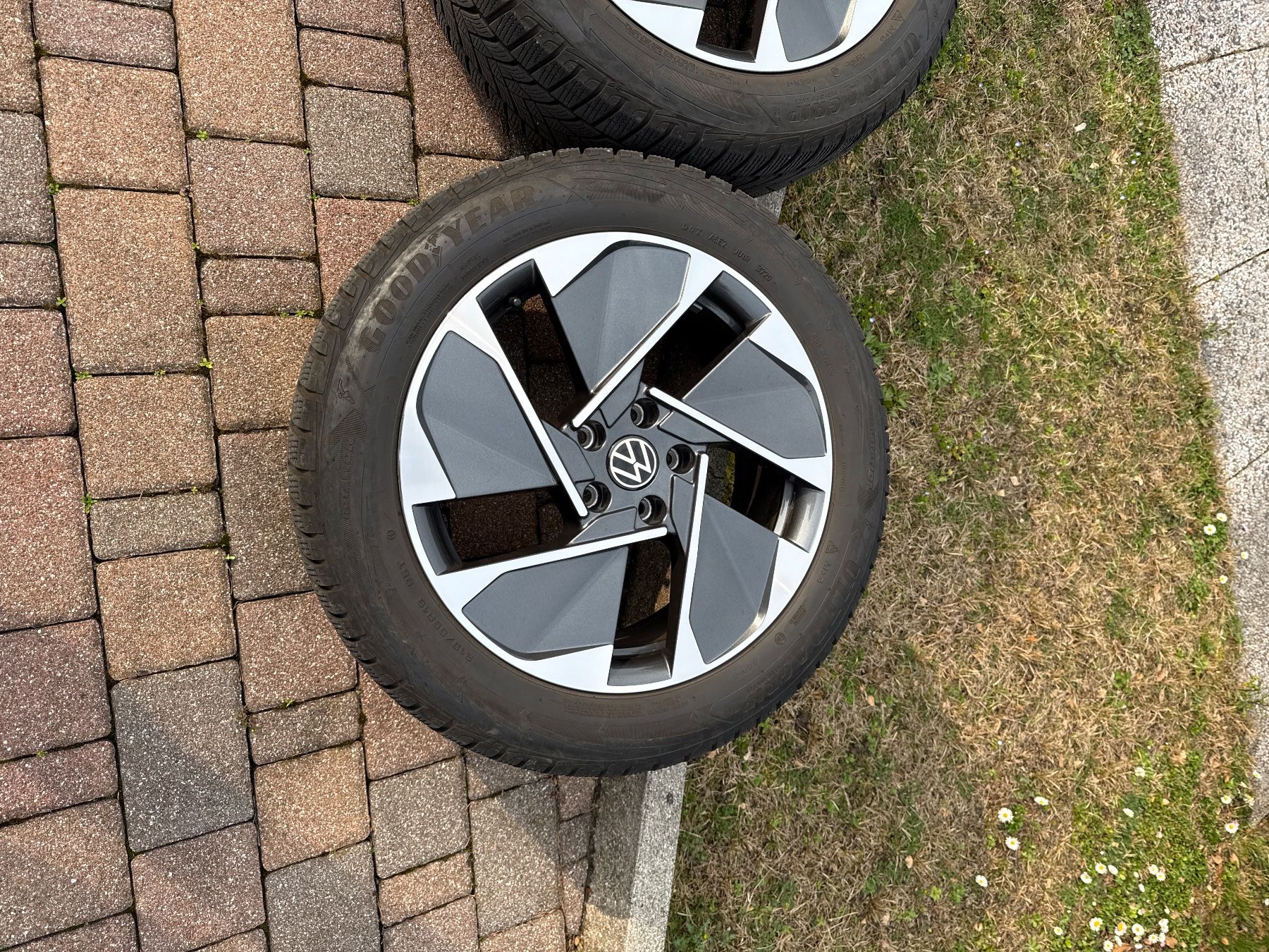 Volkswagen Pneumatici & Ruote complete: VW ID3 Winterräder original – Usato da Rancate venduto da Cavallo68 3