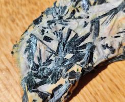 Pierre naturelle avec cristaux noirs – quartz+tourmaline?