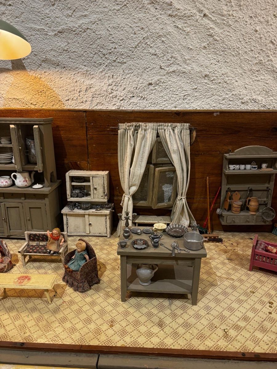 Case e mobili per bambole: Grande et ancienne maison de poupée – Usato da Aubonne venduto da 7team 2