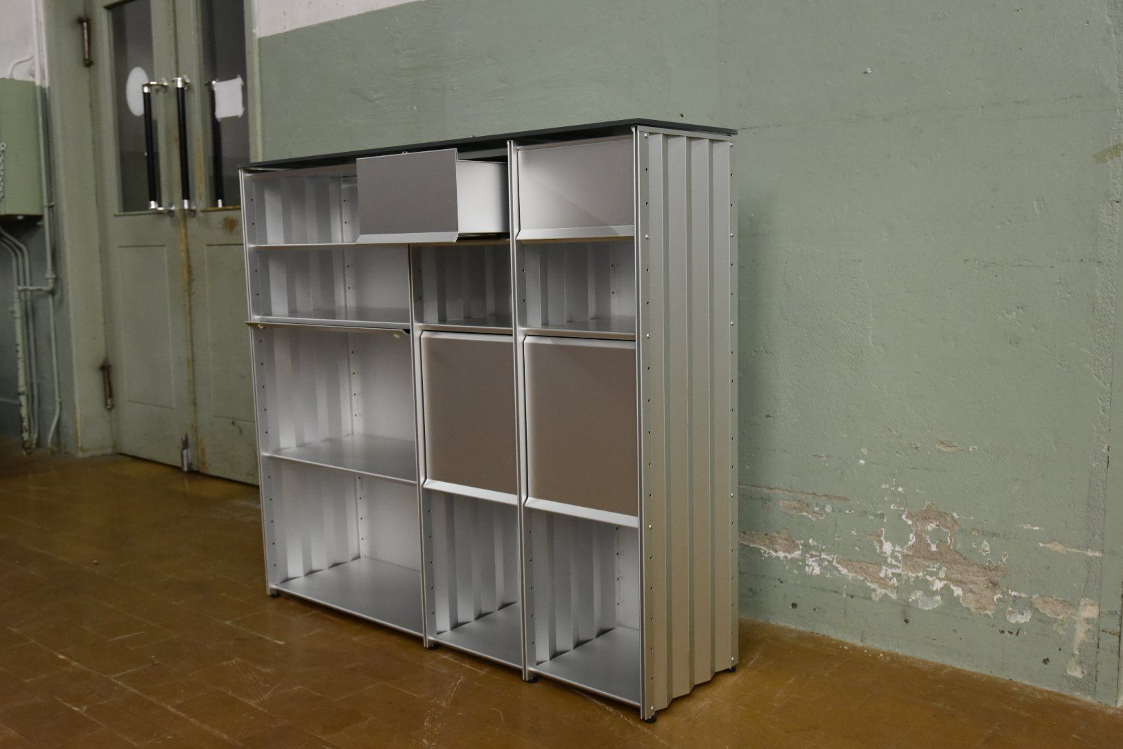 Scaffali: Schweizer Designer Regal aus Aluminium Radar – Usato da Lichtensteig venduto da UsedIN