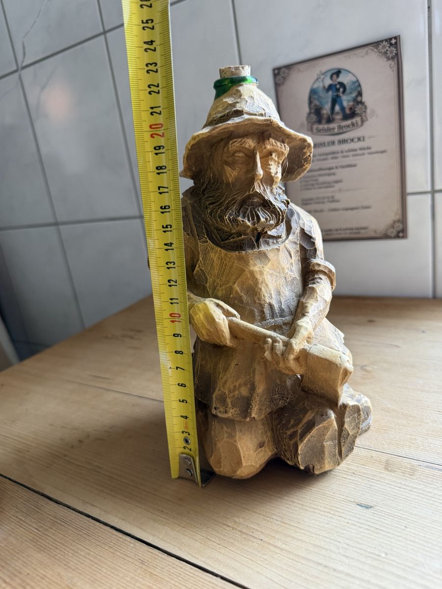 Statuette: Holzflasche Mann mit Axt handgeschnitzt Sitzfigur ca. 25cm – Usato da Plasselb venduto da SeislerBrocki 1