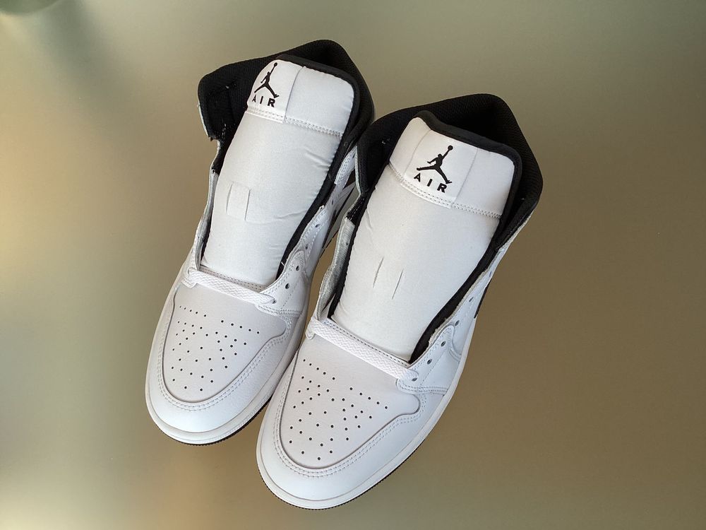 Jordan Chaussures hommes: Nike Air Jordan 1 Mid Schuhe weiss/schwarz Gr. 42.5 – Neuf avec emballage d'origine à Sargans par Broder2