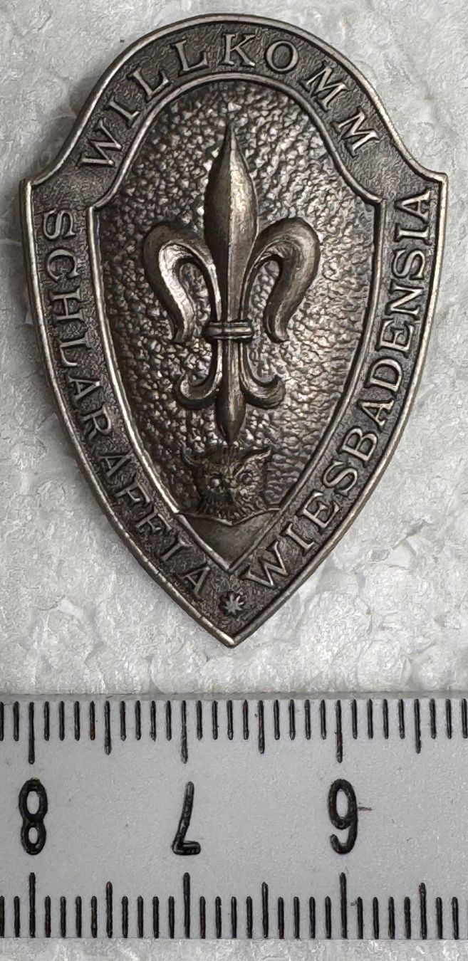 Schweizer Armee Plaketten & Abzeichen: Abzeichen, Schlaraffia Wiesbadensia – Gebraucht aus Andwil SG von Ariisa1234 2