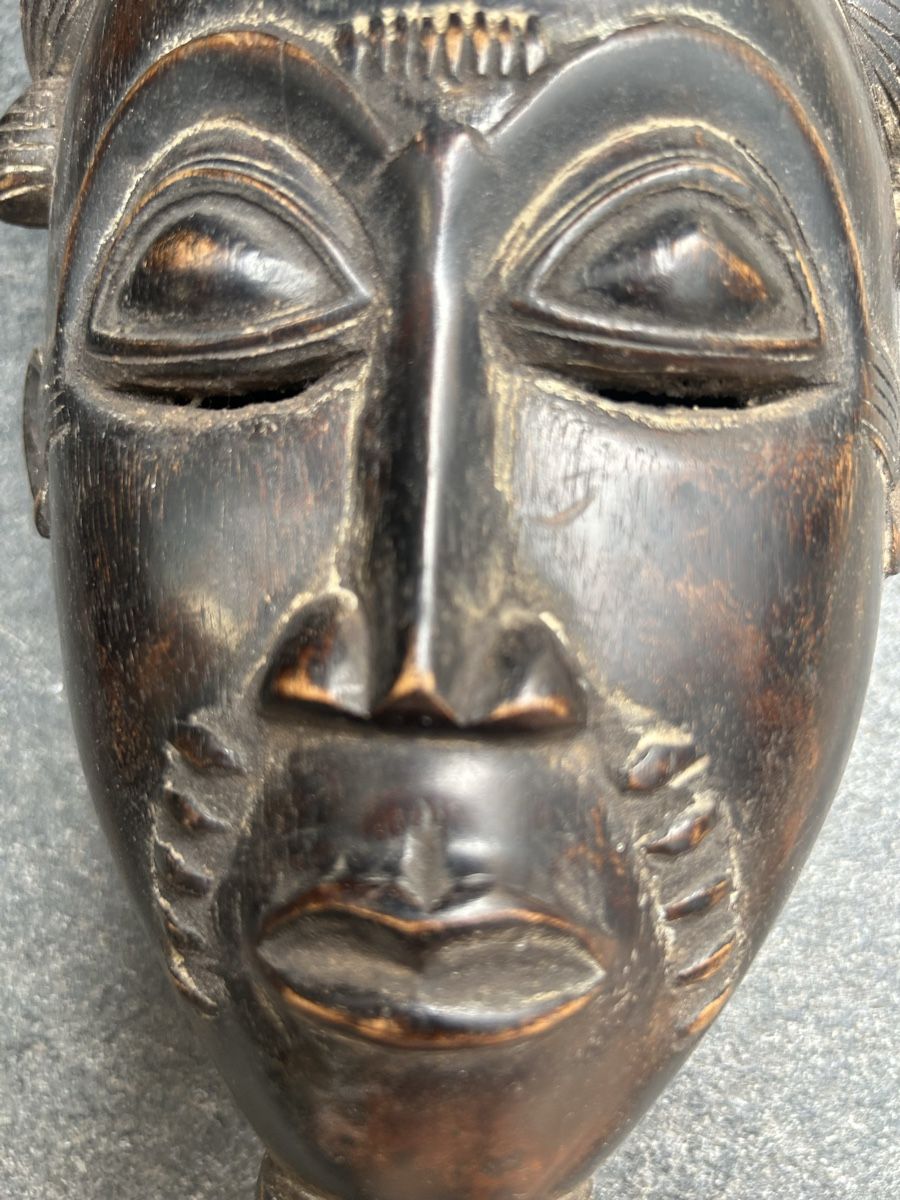 Internationale Kunst: Afrikanische Maske aus geschnitztem Holz – Gebraucht aus Losone von del_yh97 1