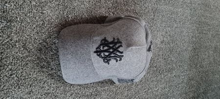 Graue Cap mit Stickerei, Cool und stylisch!