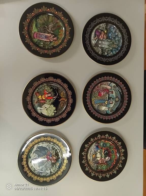 Assiettes: Gemalte Teller mit Goldrand – Neuf (Voir description) à Eich par eishak 1