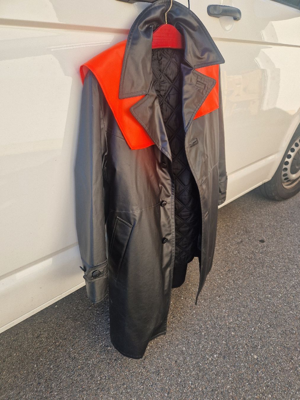 Cappotti: Polizeimantel schwarz orange mit Steppfutter Grösse 48 – Usato da Mörigen venduto da Clio111 5