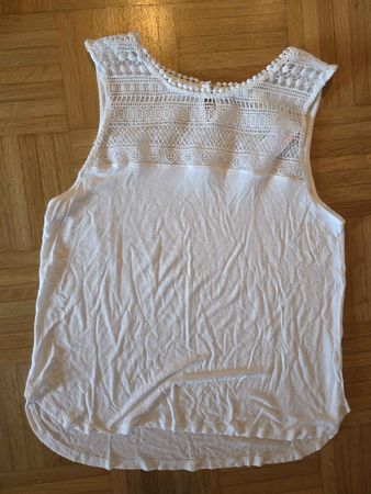 Sommerliches Shirt mit Spitze - Grösse S - Top Zustand!