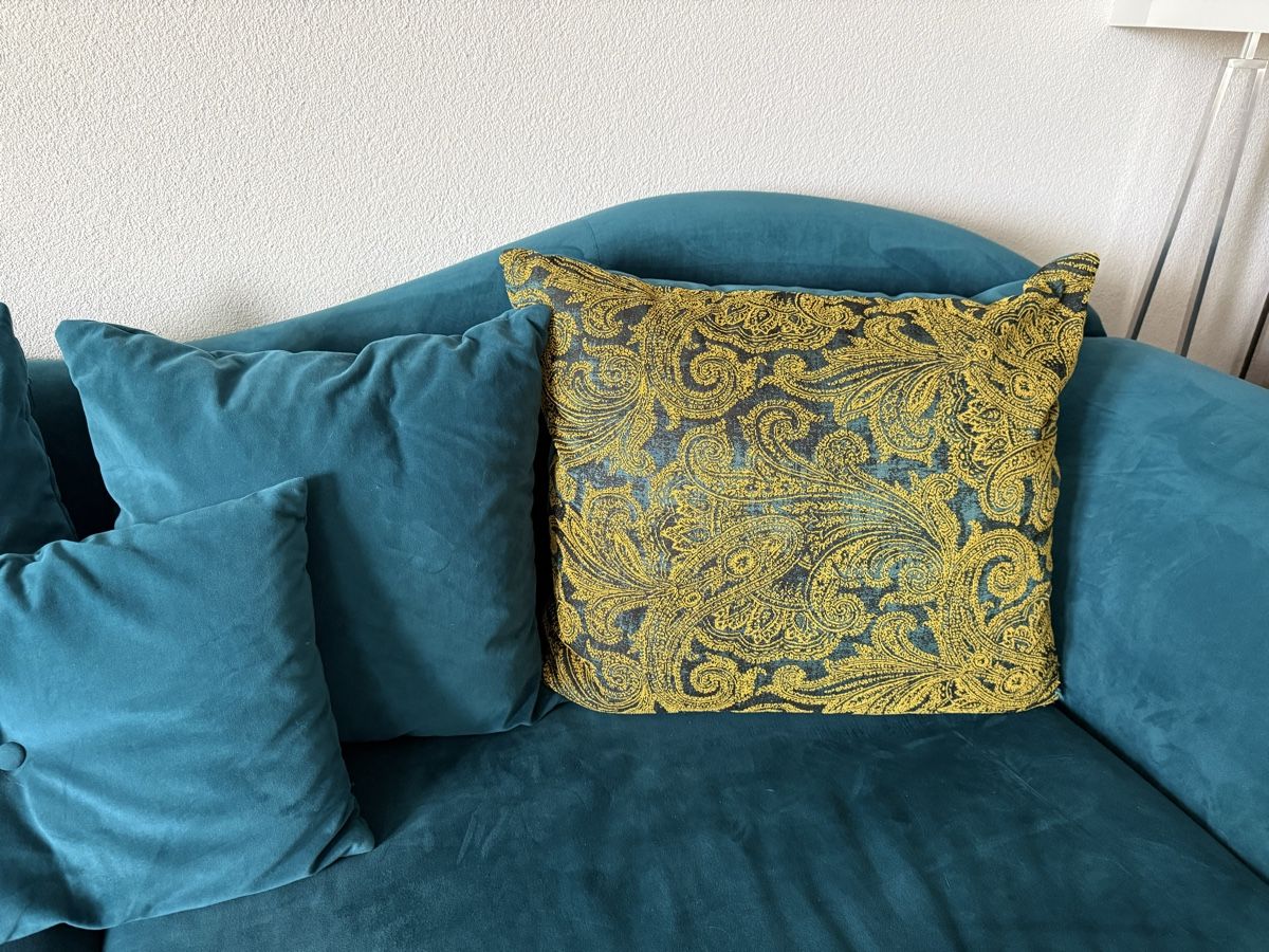Sofas: Sofa Petrolgrün Samt mit Kissen – Gebraucht aus Volketswil von azypazy 2