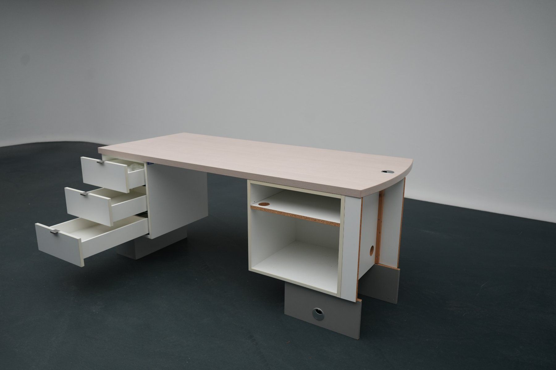 Bureaux: Schreibtisch mit Schubladen – D'occasion à Safenwil par EFAGSafenwil5745 1
