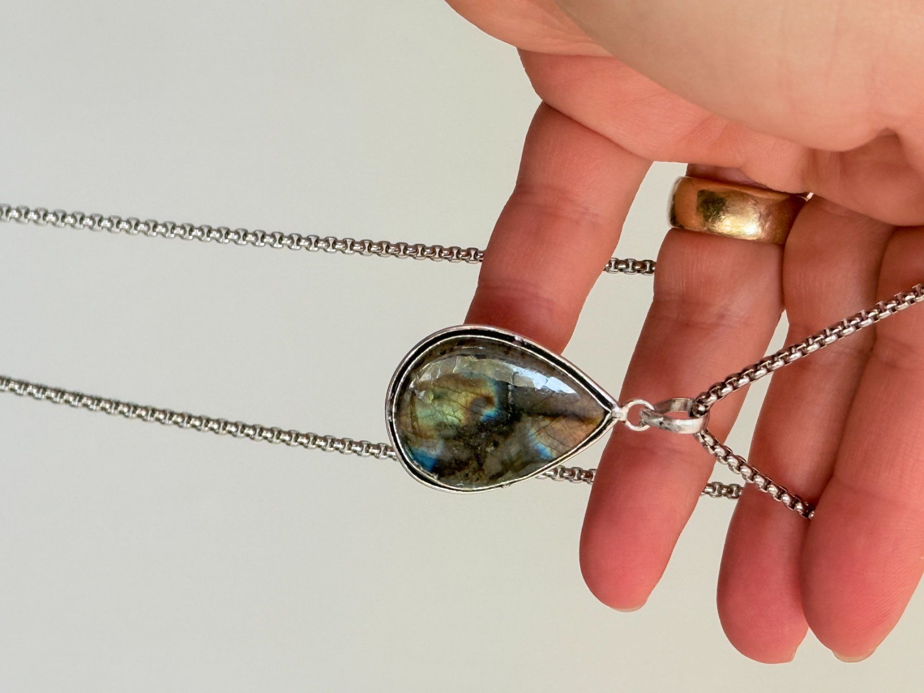 Catenine: Collier pendentif labradorite pierre forme goutte – Nuovo e nell'imballaggio originale da Genève venduto da AGBERG 6