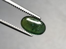 schönes Turmalin Cabochon grün 2.9 Karat