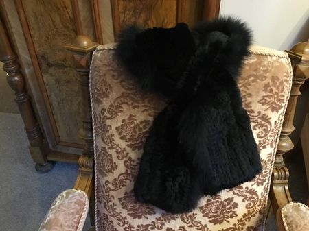 Marc Cain Schal Kaninchenpelz Aufwendig gestrickt In Schwarz
