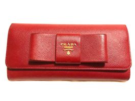 PRADA Saffiano Leder Portemonnaie mit Schleife – Rot