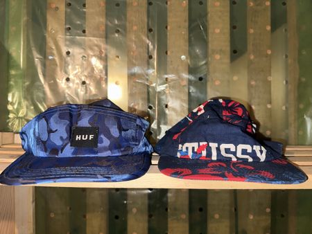 2er Set Caps HUF und Stussy blau gemustert gebraucht