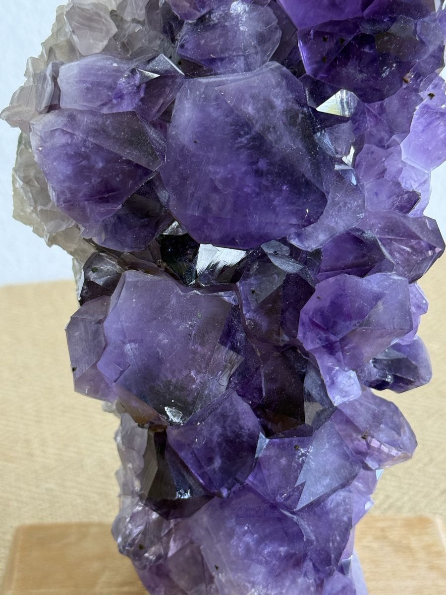 Minerali & Pietre curative: Grosse AMETHYST Geode Druse Cluster mit Holzsockel – Usato da Konolfingen venduto da petzipetz 1