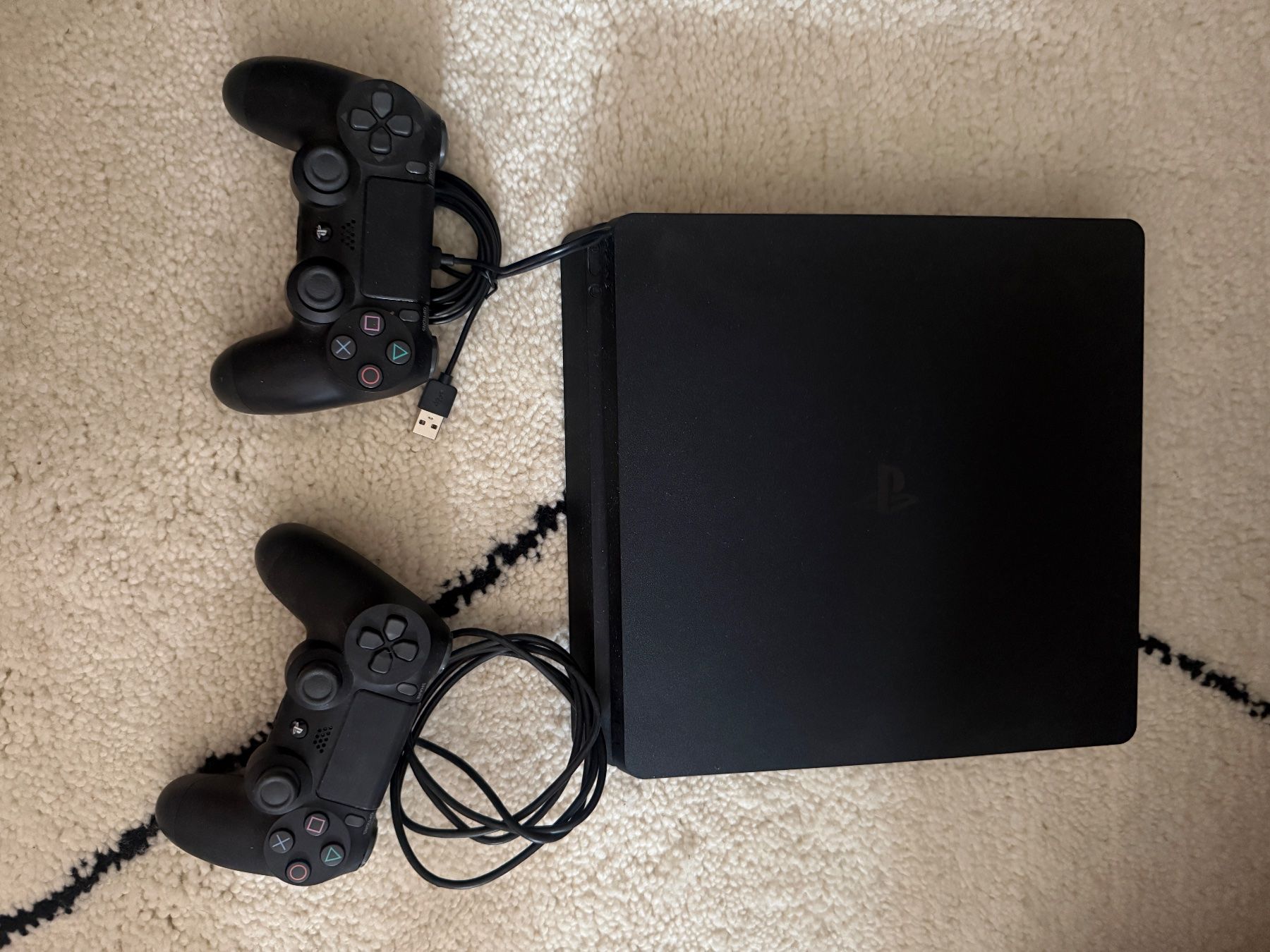 Sony Console: Sony PS4 1TB mit 2 Controllern – Usato da Zürich venduto da lar_6mkg 1