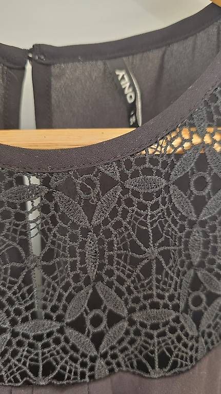 Camicette: Schwarze Bluse mit Spitzendetail – Usato da Dagmersellen venduto da jul_y8bh 2