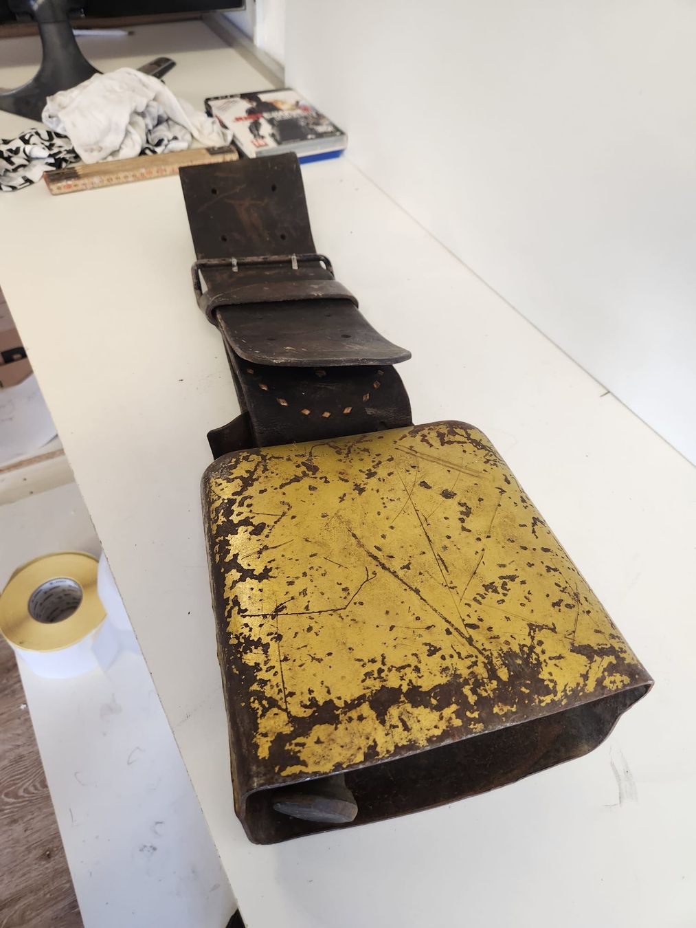 Campanacci mucche: Grosse, alte Kuhglocke mit Lederband  – Usato da Tuggen venduto da Zweitechanceboutique 1