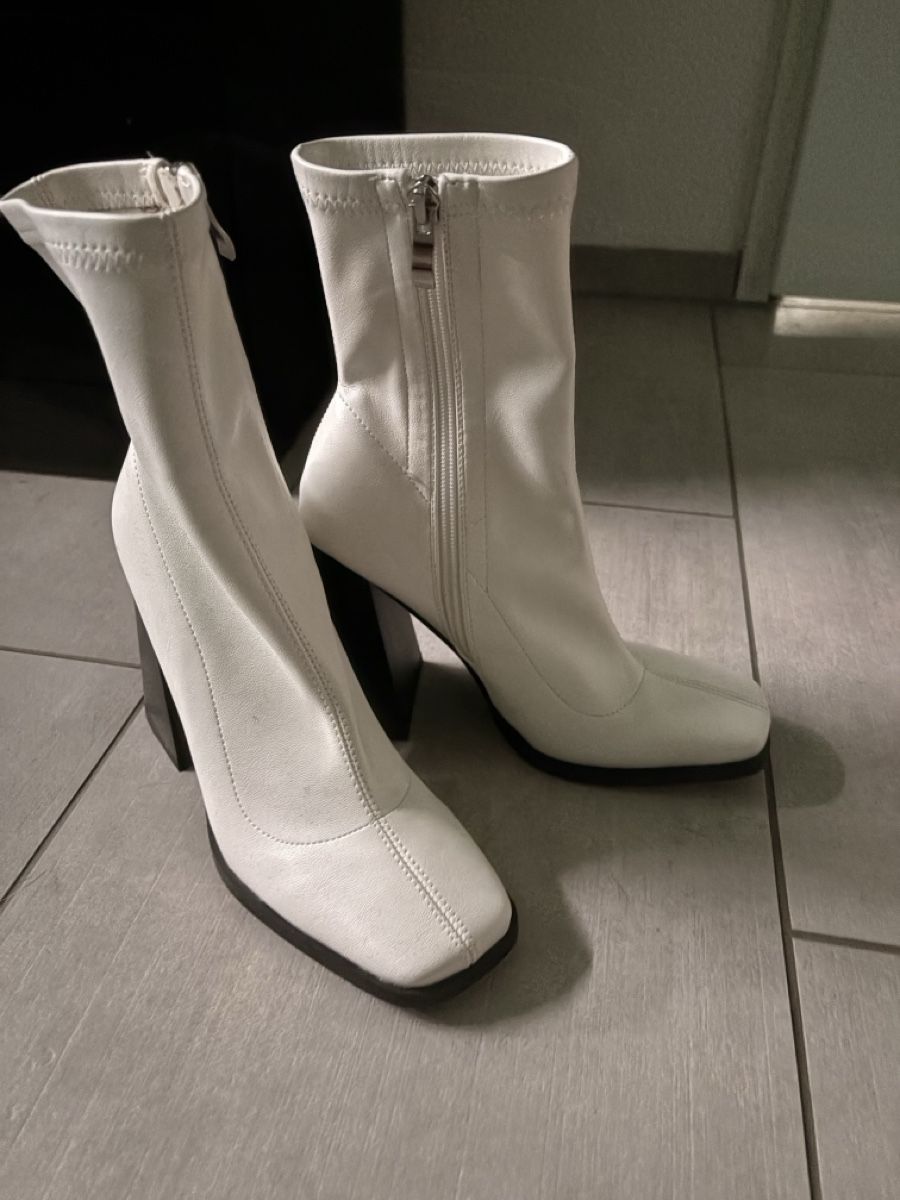 Scarpe da donna: Stiefeletten Weiss, Gr. 36 einmalig getragen – Nuovo (secondo la descrizione) da Stüsslingen venduto da eli_ltv7