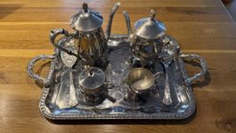Elegantes versilbertes Kaffee-/Teeservice mit Tablett
