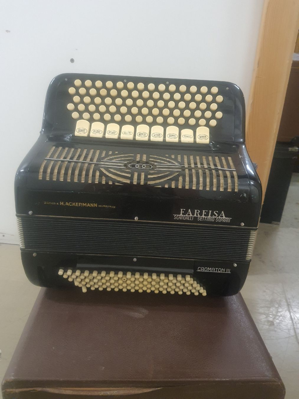 Strumenti musicali: accordéon Farfisa chromatique avec coffre  – Usato da Pont-de-la-Morge venduto da Mirabelle0 2