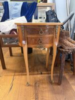 Eleganter Beistelltisch / Nachttisch im Louis-XV-Stil mit In