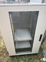 Serverschrank mit Tuer und Fachboeden 19 Zoll hellgrau