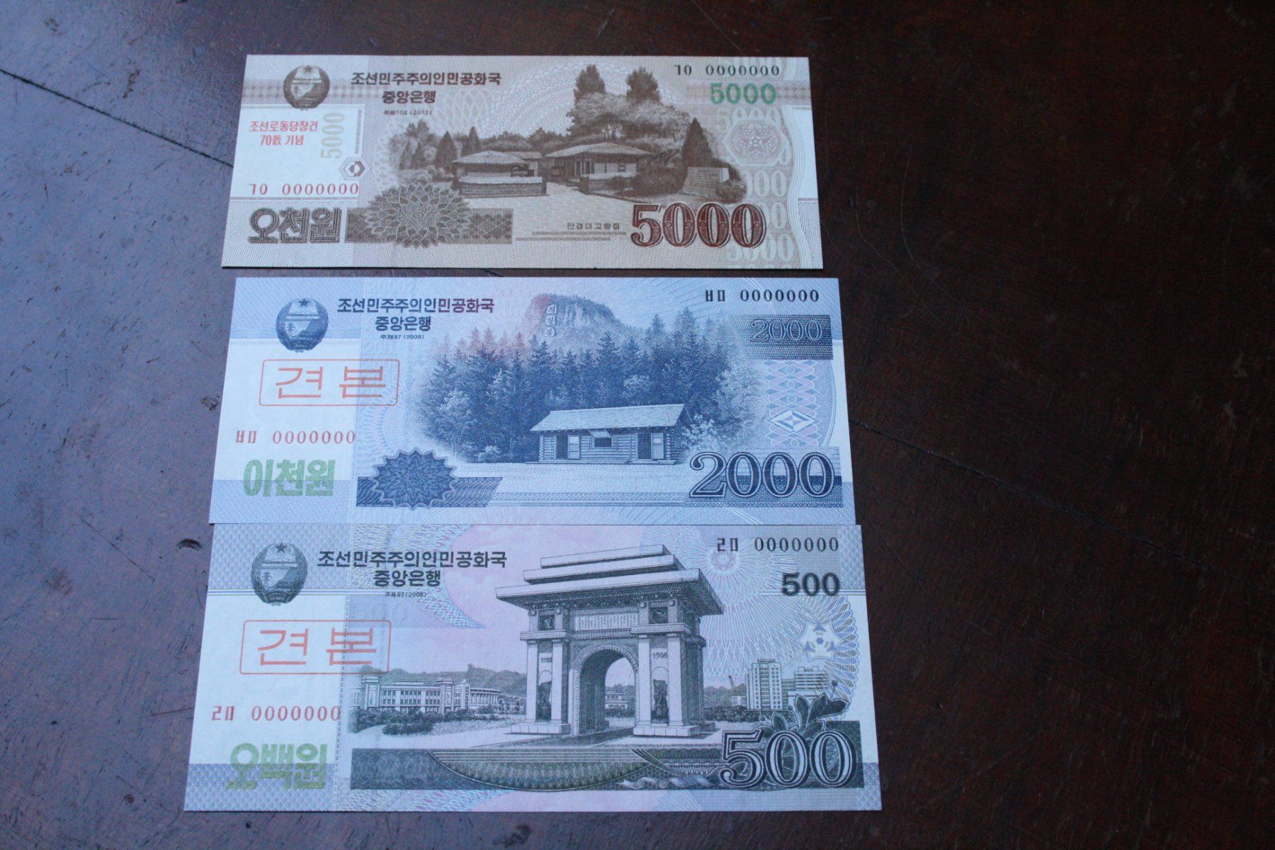 Billets de banque: UNC Spécimen Corée du nord 500/2000/5000 Won – Neuf (Voir description) à Cormondrèche par Hermes.monnaies