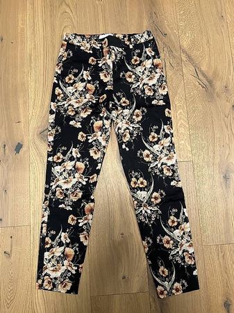 7/8 Hose in schwarz mit Blumenmuster Gr. 34