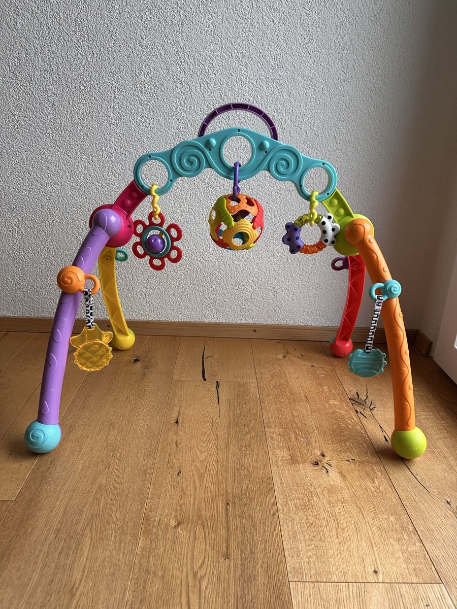 Bogenschiessen: Babyspielbogen mit Spielzeug – Gebraucht aus Heiligkreuz (Mels) von Luova