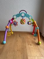 Babyspielbogen mit Spielzeug
