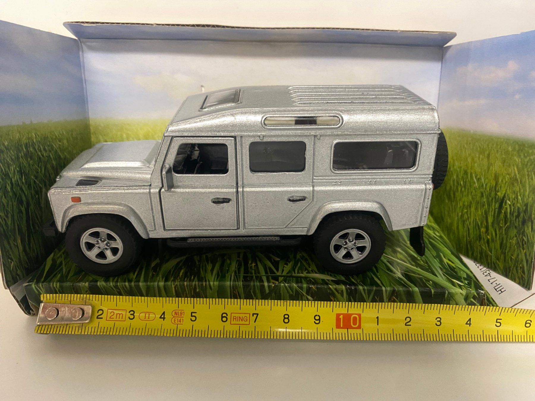 Land Rover Modellini d'auto: Land Rover Defender 1-31 OVP silber 151 – Nuovo (secondo la descrizione) da Kerzers venduto da tisyayasuBE 8